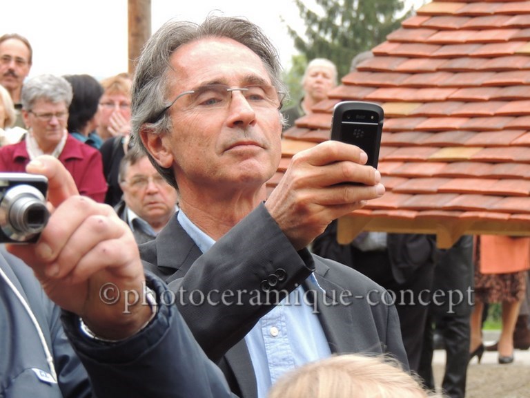 Thierry Lhermitte ému devant le Lavoir décoré avec l'oeuvre de son aïeul